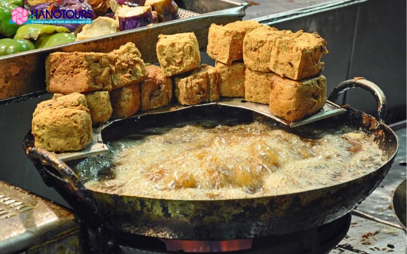 Đậu phụ thối là món ăn đường phố phổ biến với hương vị khá đặc trưng