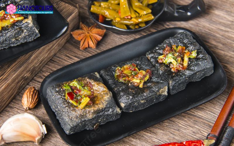 Đậu phụ thối (Chou Doufu) là món đậu phụ lên men, chiên giòn