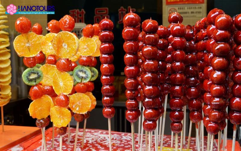 Kẹo hồ lô (Tanghulu) là món ăn vặt đường phố truyền thống