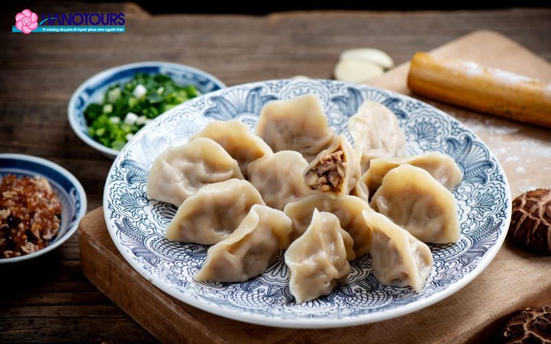 Sủi cảo (Jiaozi) thơm mùi gừng, thường ăn kèm với giấm đen và dầu ớt