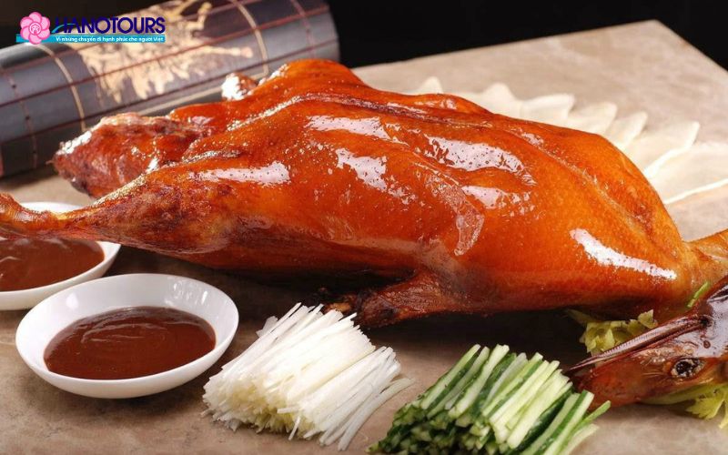 Vịt quay Bắc Kinh nổi bật với lớp da giòn, thịt mềm và ngọt