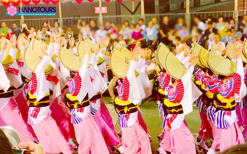 Đặc trưng lễ hội là điệu múa Bon Odori truyền thống