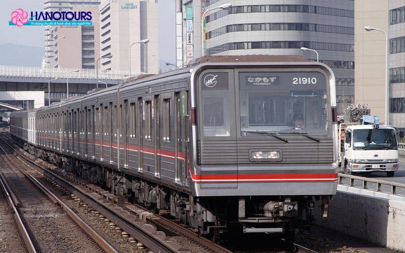 Di chuyển bằng tàu điện ngầm tại Osaka là trải nghiệm thú vị mà bạn đừng nên bỏ lỡ