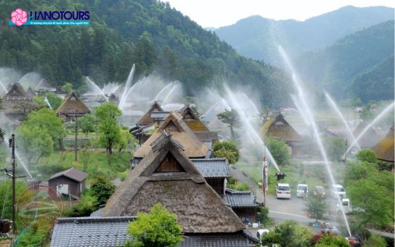 Ngắm nhìn những mái nhà tranh cuối hè tại làng Kayabuki no Sato