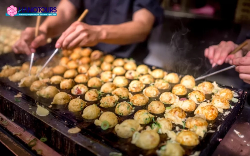 Viên bánh tròn, giòn rụm bên ngoài, bên trong là nhân bạch tuộc