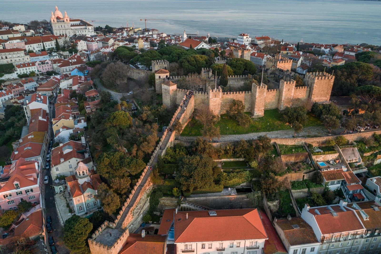 Khu phố cổ nhất ở thủ đô Lisbon