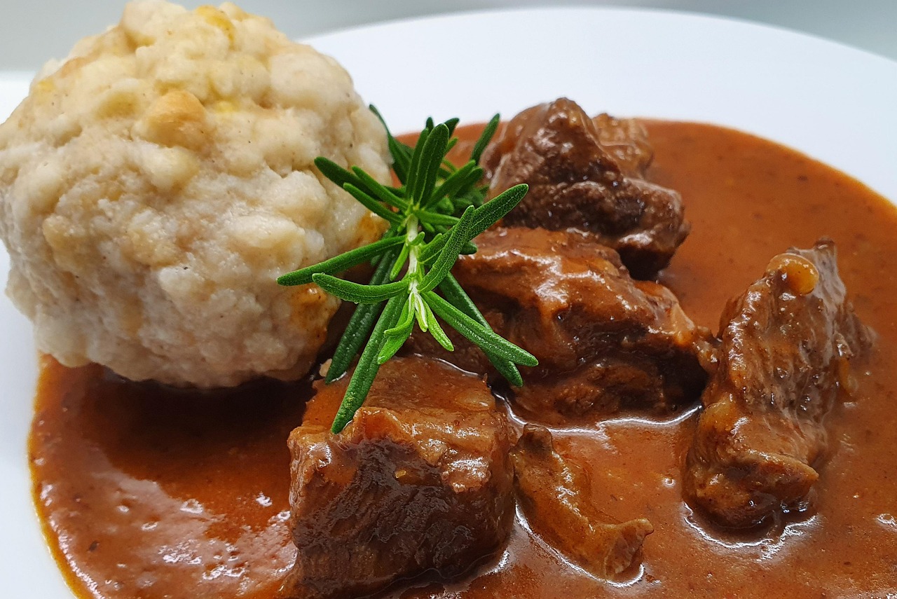 Gulasch - một trong những món ăn được yêu thích của người Áo