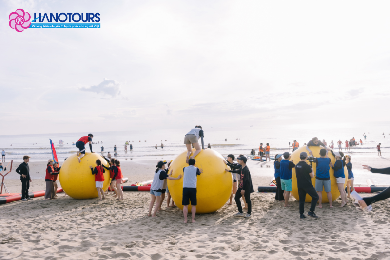 Team building thường tổ chức ngoài trời