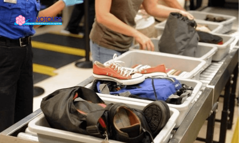 Cần chuẩn bị gì khi đi qua cửa hải quan