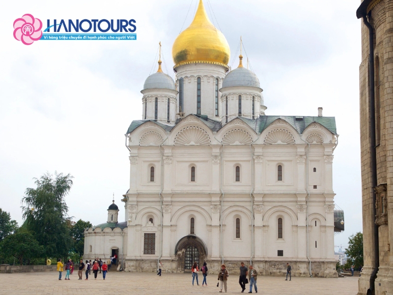Nhà thờ Đức Mẹ Lên Trời là biểu tượng tiêu biểu của kiến trúc Phục hưng Nga