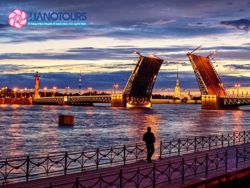 Ngắm cầu mở trên sông Neva