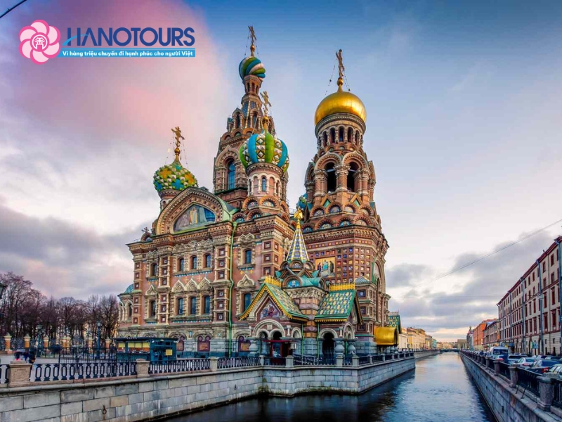 Saint Petersburg mang vẻ đẹp cổ điển và thơ mộng bên dòng Neva