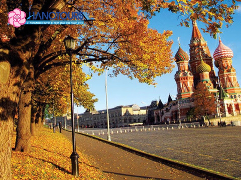 Moscow mùa thu với công viên, quảng trường và kiến trúc biểu tượng