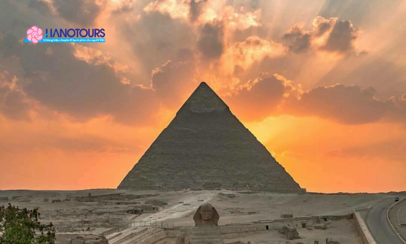 Bình minh Kim Tự Tháp