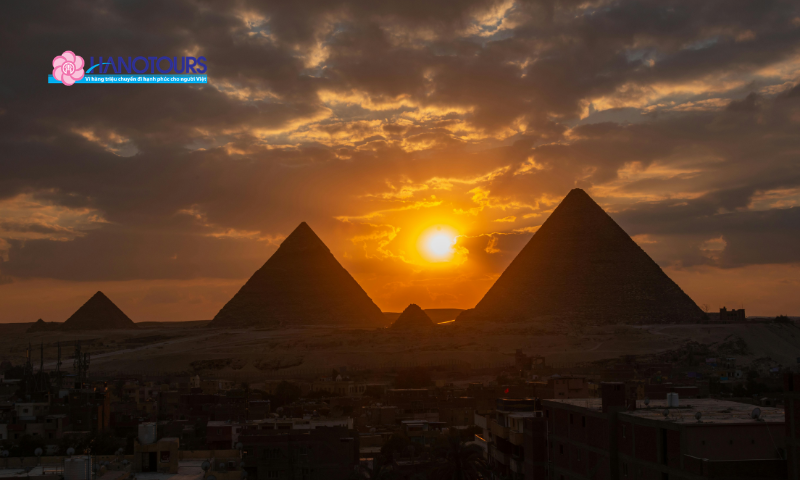 Bình minh Kim Tự Tháp