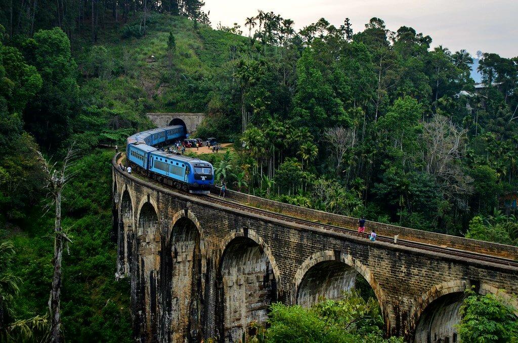 Cầu Nine Arch Bridge tại Ella nổi bật với chín nhịp vòm đá giữa rừng xanh và khung cảnh đoàn tàu uốn mình qua vùng cao nguyên Sri Lanka