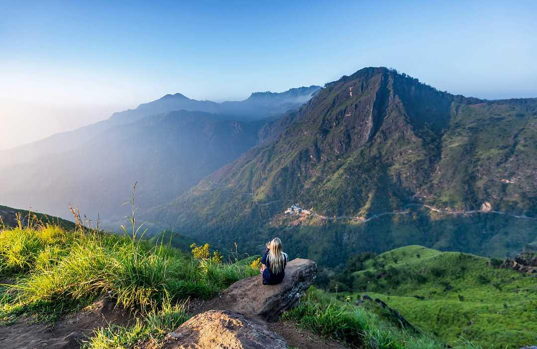 Little Adam’s Peak tại Ella là điểm trekking nổi tiếng với cung đường xanh mát và tầm nhìn rộng mở xuống những thung lũng, đồi chè của Sri Lanka