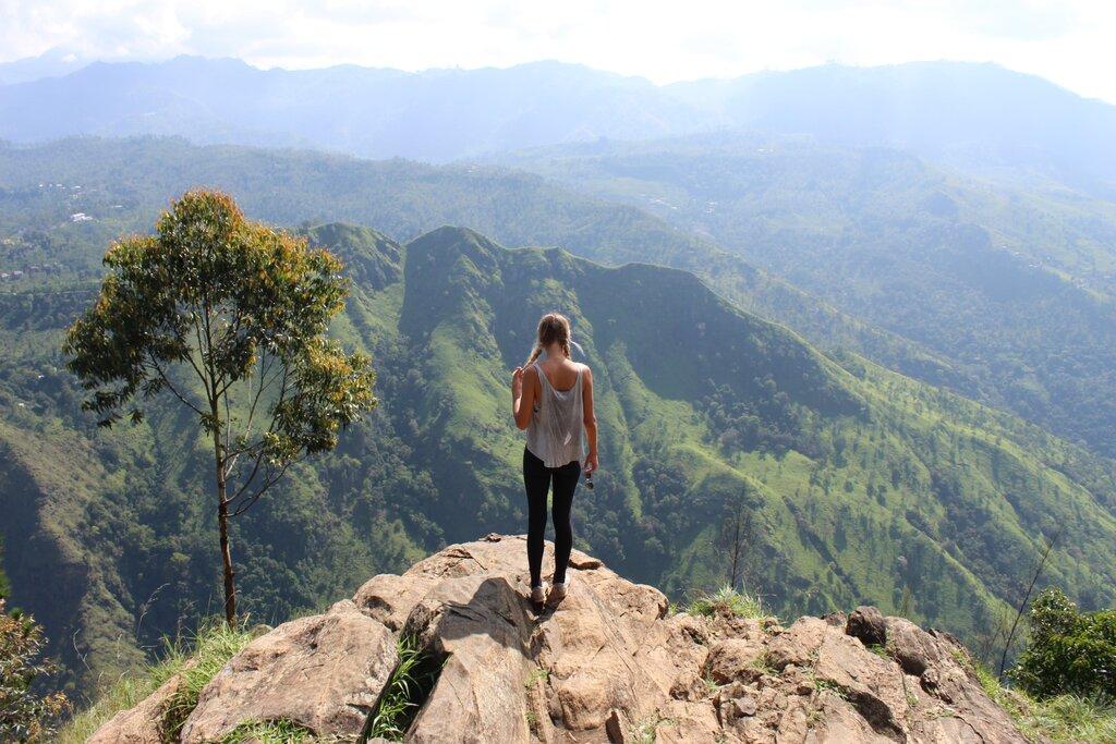 Ella Rock là điểm trekking nổi tiếng với cung đường xuyên rừng và tầm nhìn bao quát những thung lũng, đồi chè cùng núi non xanh mướt của Ella