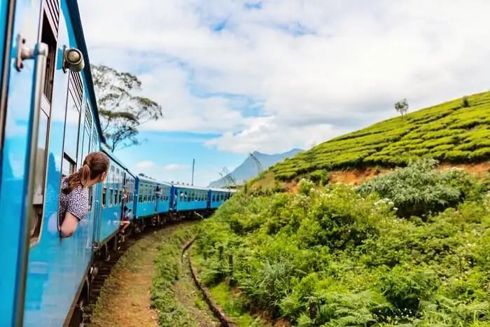 Trải nghiệm chuyến tàu cao nguyên đến Ella đưa du khách băng qua những đồi chè xanh mướt, thung lũng và núi rừng thơ mộng của Sri Lanka