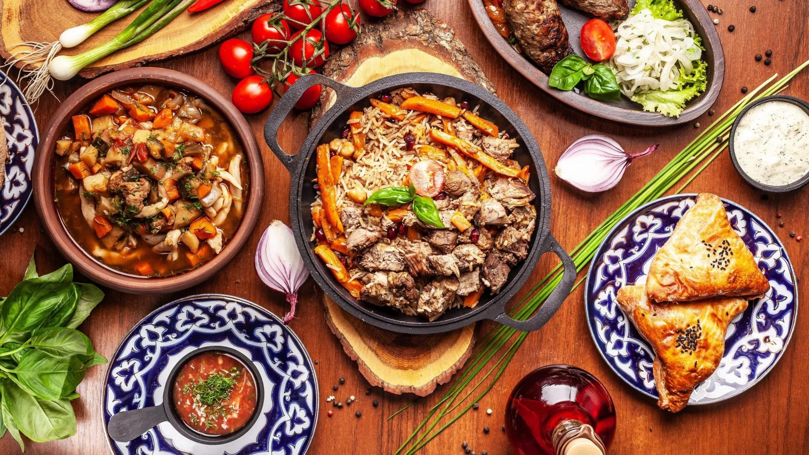 Ẩm thực Uzbekistan mang đậm hương vị Trung Á với cơm Plov, bánh Samsa, thịt nướng Shashlik và nhiều món ăn truyền thống giàu gia vị