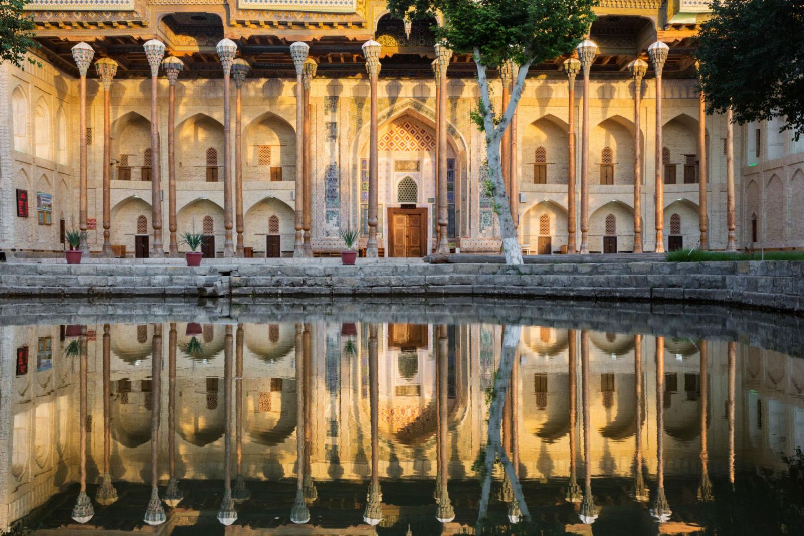 Bolo-Hauz cuốn hút qua những hàng cột gỗ tinh xảo giữa Bukhara cổ kính