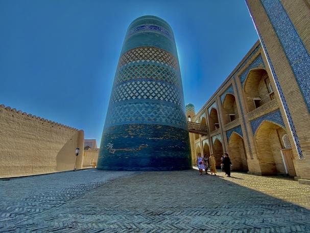 Tháp Kalta Minor tại Khiva nổi bật với thân tháp lớn phủ gạch men xanh ngọc