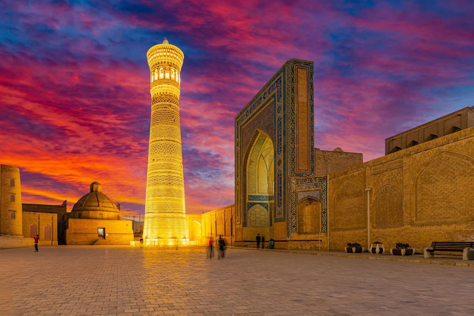Giữa những mái vòm và công trình cổ của Bukhara, có một ngọn tháp đã đứng ở đó từ thế kỷ XII và gần như trở thành dấu hiệu để nhận ra thành phố từ xa. Đó là Tháp Minaret Kalyan Bukhara, công trình nổi bật thuộc quần thể Poi-Kalyan và là một trong những biểu tượng kiến trúc đặc sắc của du lịch Uzbekistan. Tháp Kalyan ở đâu, Minaret Kalyan có gì đặc biệt, Tháp Kalyan Bukhara cao bao nhiêu, du lịch Bukhara nên tham quan Tháp Kalyan khi nào? Câu chuyện phía sau ngọn tháp này thú vị hơn nhiều so với dáng vẻ trầm mặc mà bạn nhìn thấy bên ngoài