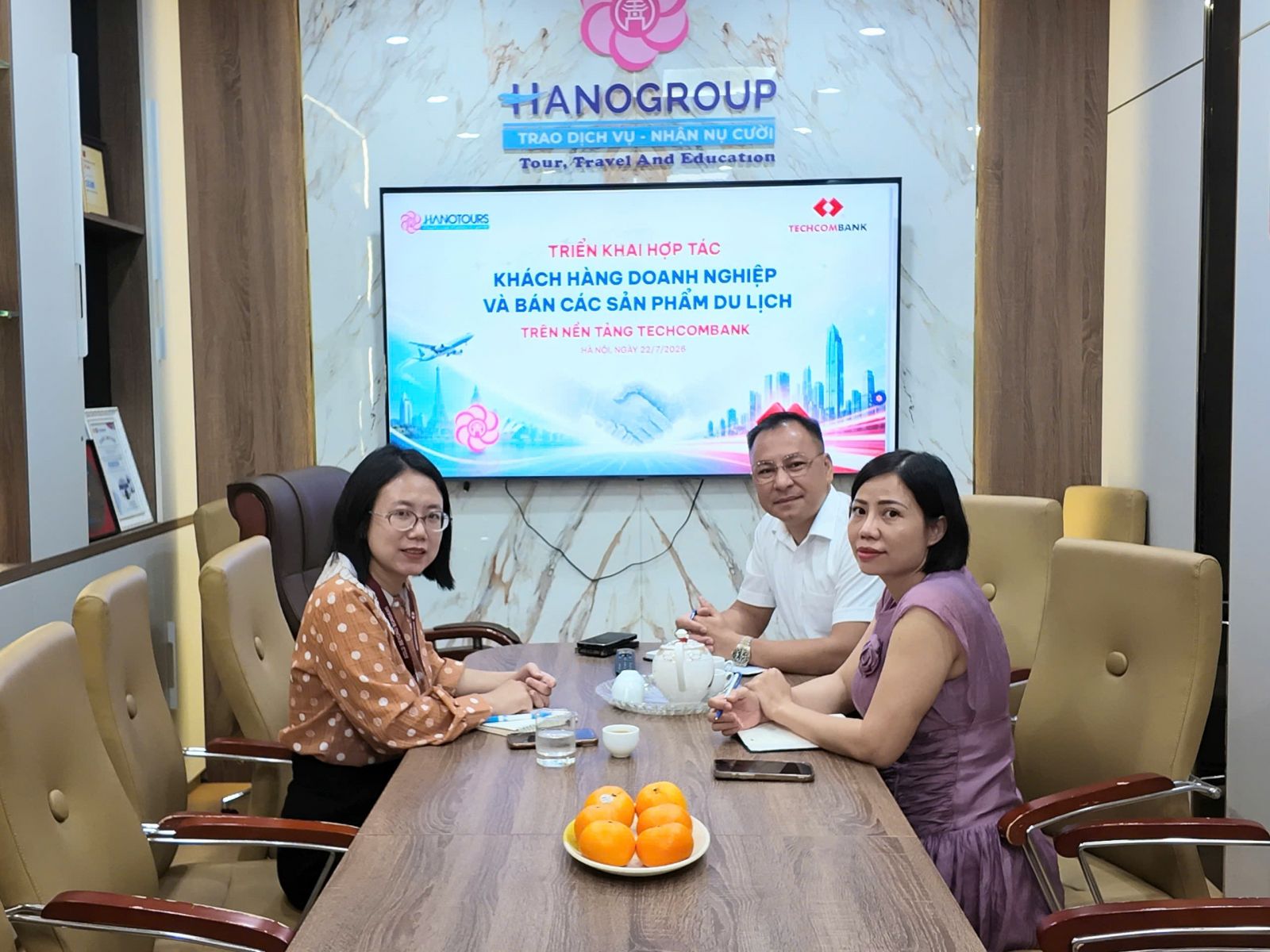 Hanotours cùng đại diện Techcombank trao đổi cơ hội hợp tác và bán các sản phẩm du lịch trên nền tảng Techcombank