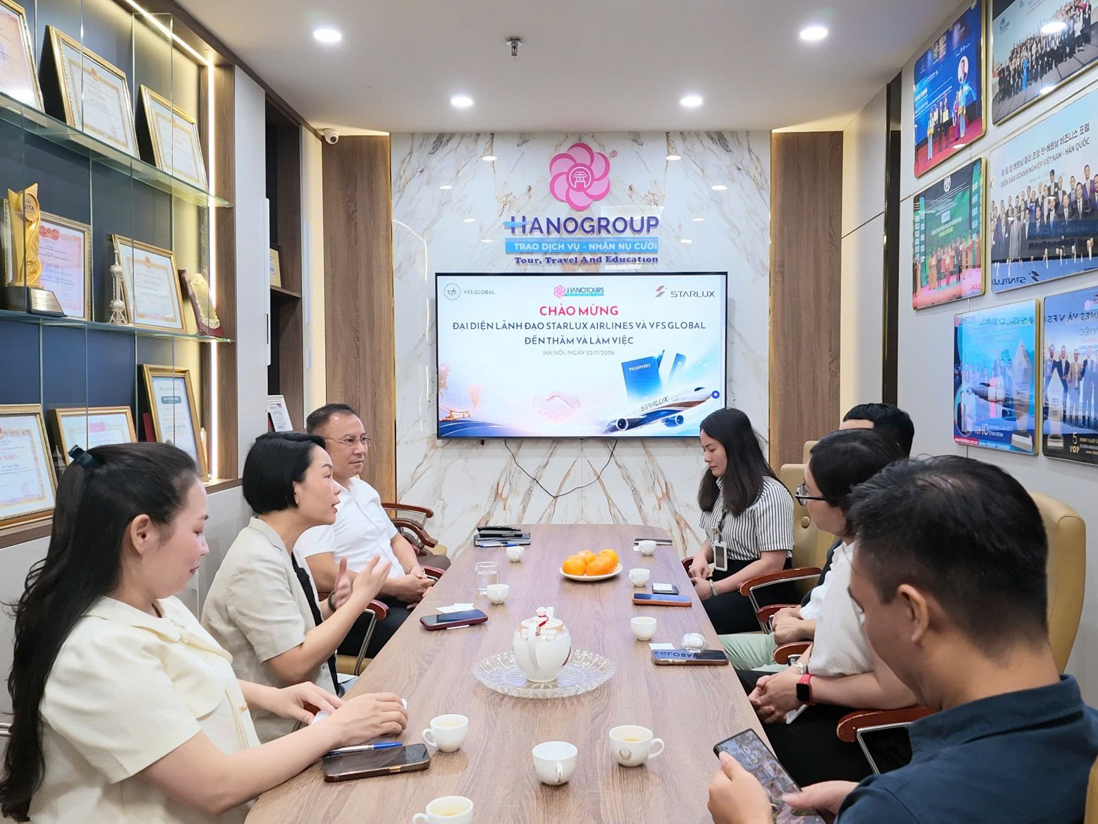 Hanotours tiếp lãnh đạo Starlux Airlines và VFS Global tới thăm và làm việc