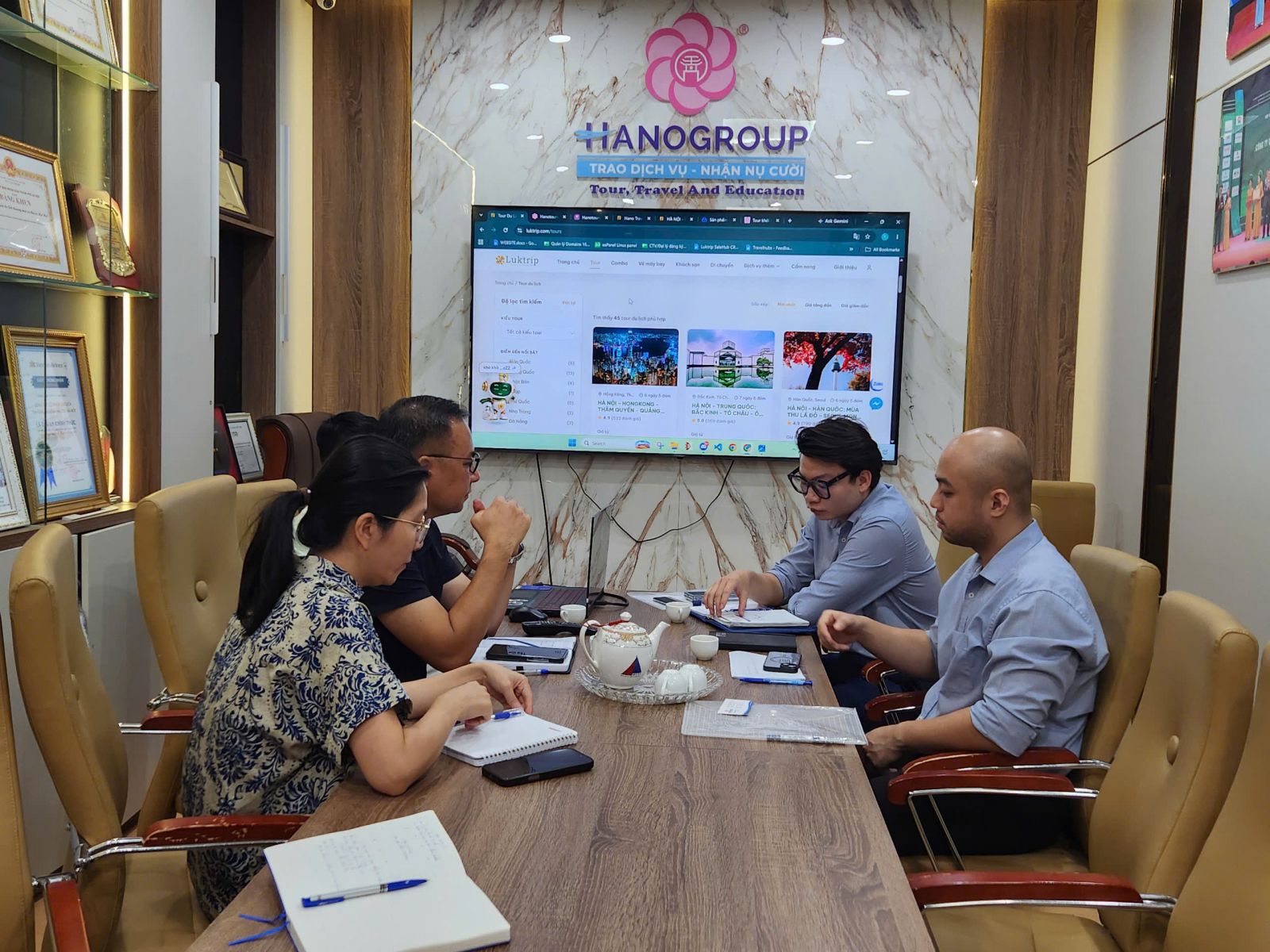 Đại diện Hanotours và MBBank trao đổi tìm cơ hội hợp tác thúc đẩy kinh doanh