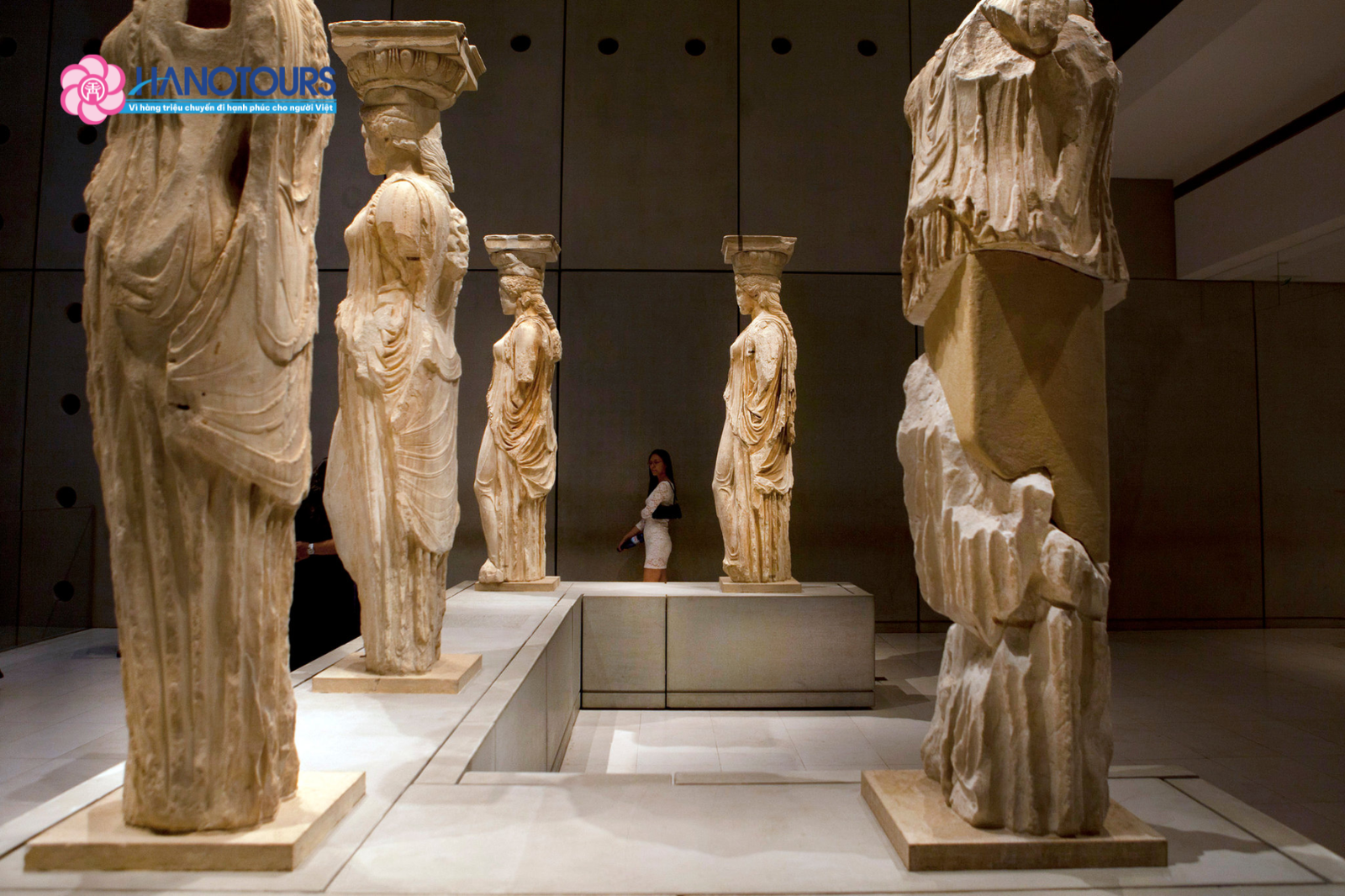 Năm bức tượng Caryatid bằng đá cẩm thạch tinh xảo nổi tiếng