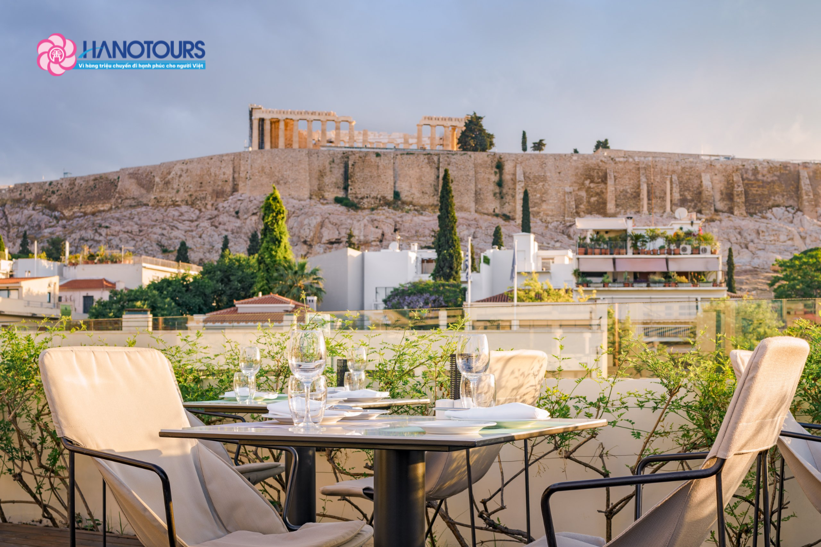 Các quán ăn, quán cà phê tầng thượng mở ra tầm nhìn toàn cảnh đồi Acropolis và đền Parthenon