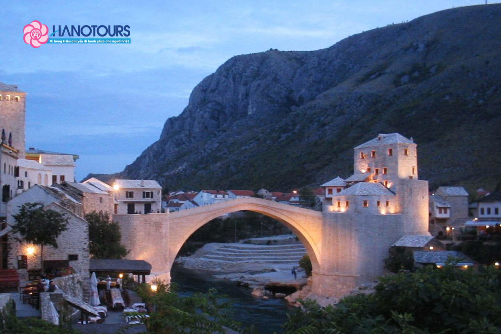 Mostar - Thành phố của cây cầu cổ Stari Most bắc qua sông Neretva xanh ngọc