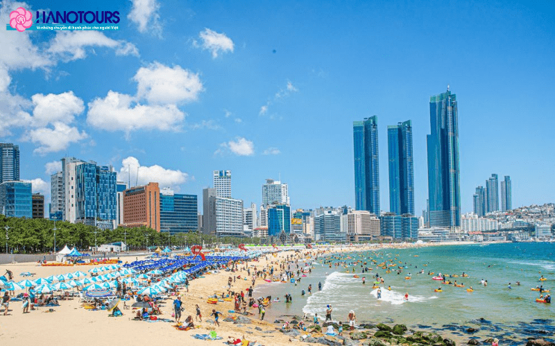 Bãi biển Haeundae là điểm du lịch nhất định phải ghé khi đến Busan