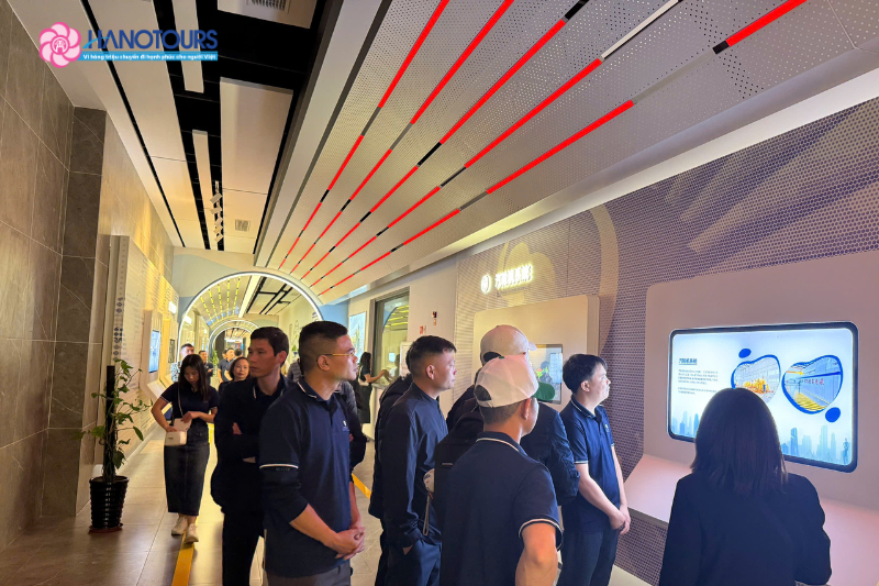 Các kỹ thuật viên, công nhân vận hành Công ty trực tiếp tham quan và trao đổi thực tế về công nghệ, quy trình vận hành tại Nhà máy Nhiệt điện Tín Hoan Chu Hải