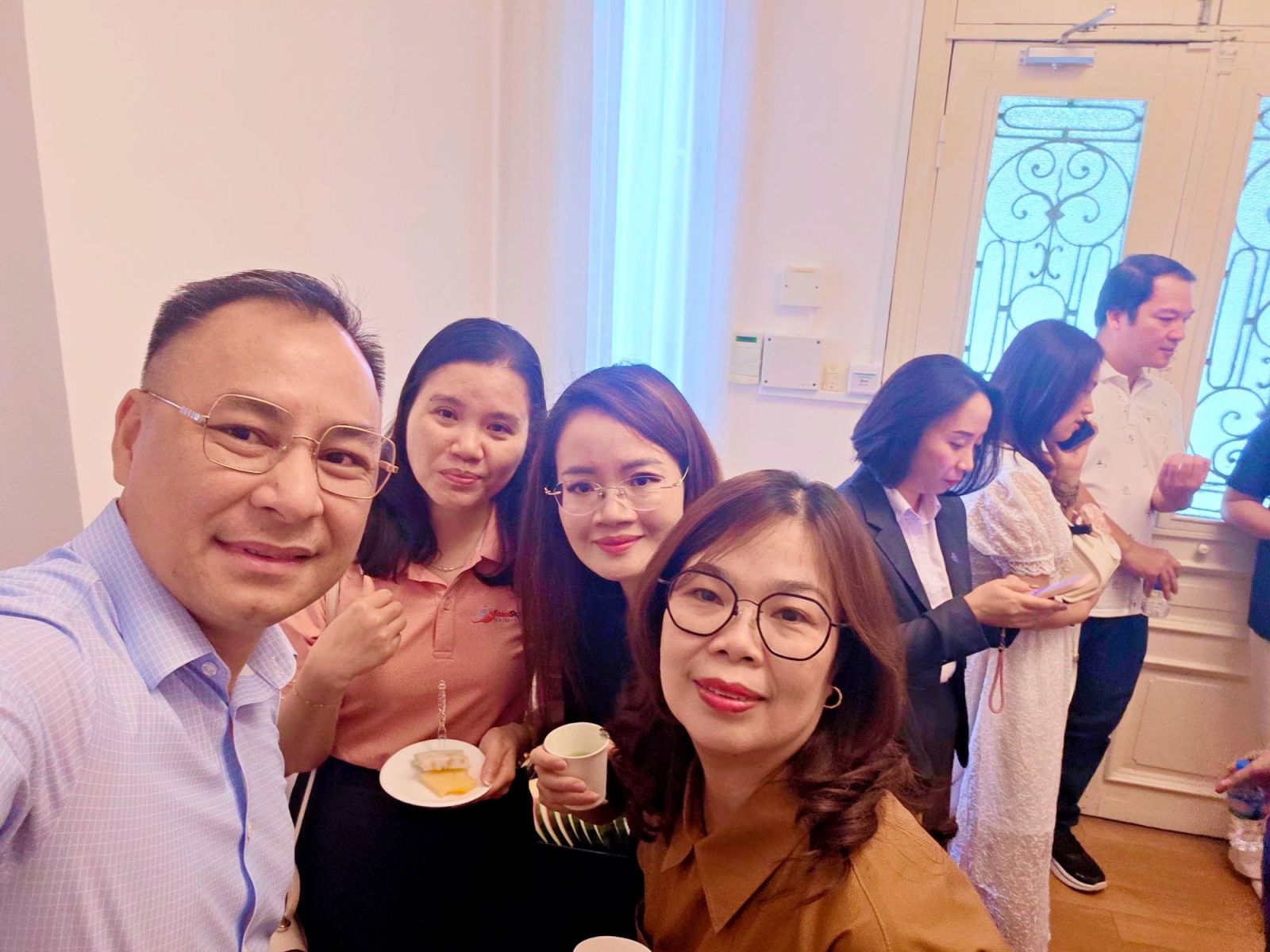 TGĐ Hanotours Hồ Xuân Phúc và các đối tác giao lưu tại sự kiện