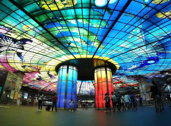 Ga tàu điện Fomosa Boulevard là ga tàu đẹp nhất thế giới