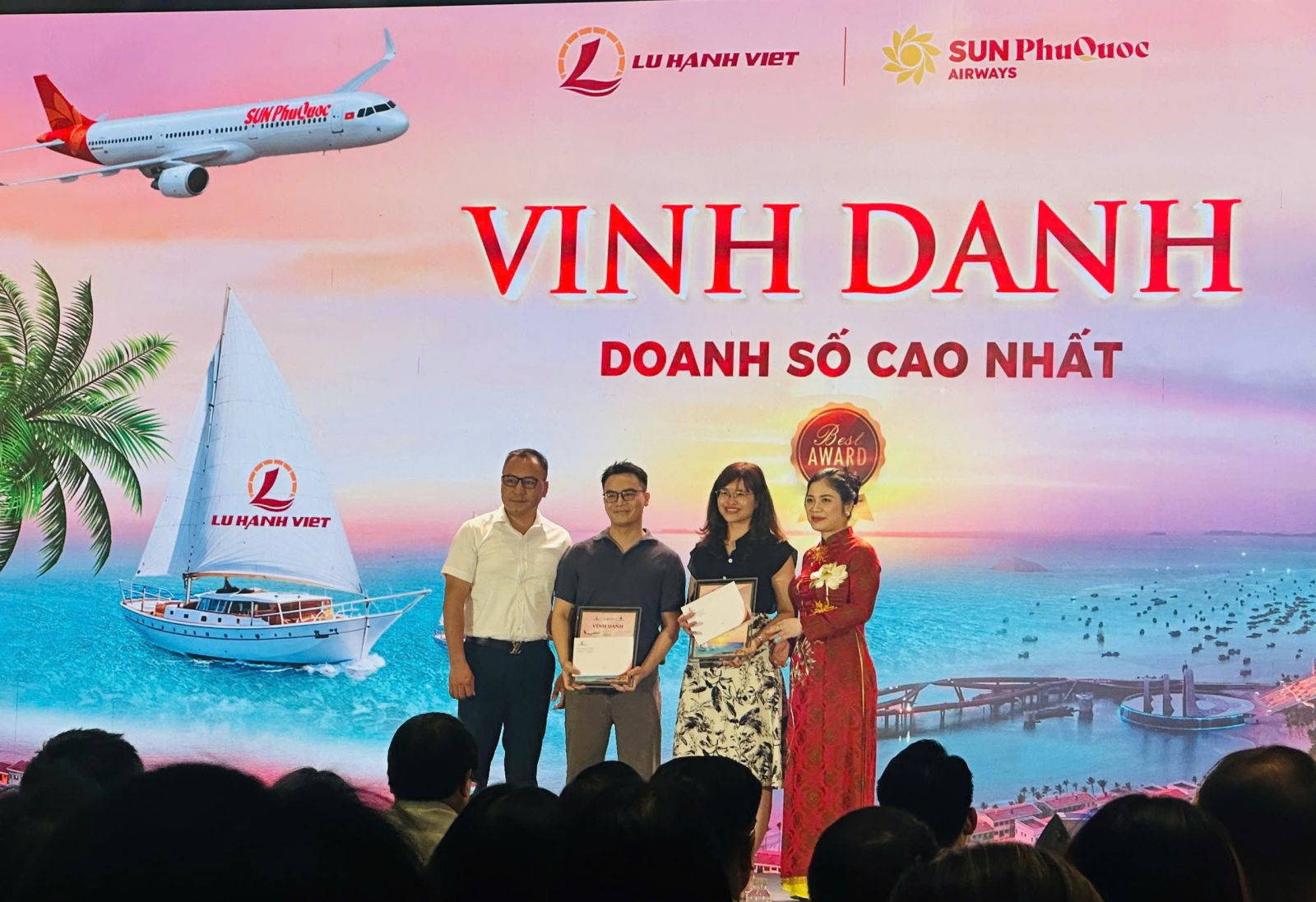 Đại diện Lãnh đạo Hanotours nhận chứng chỉ vinh danh