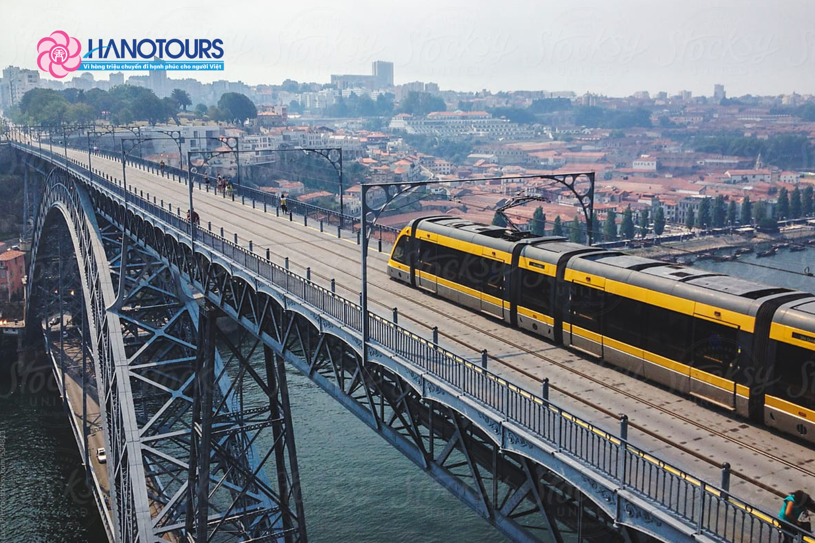Từ tầng trên cầu, du khách có thể ngắm nhìn từng chuyến metro chạy qua