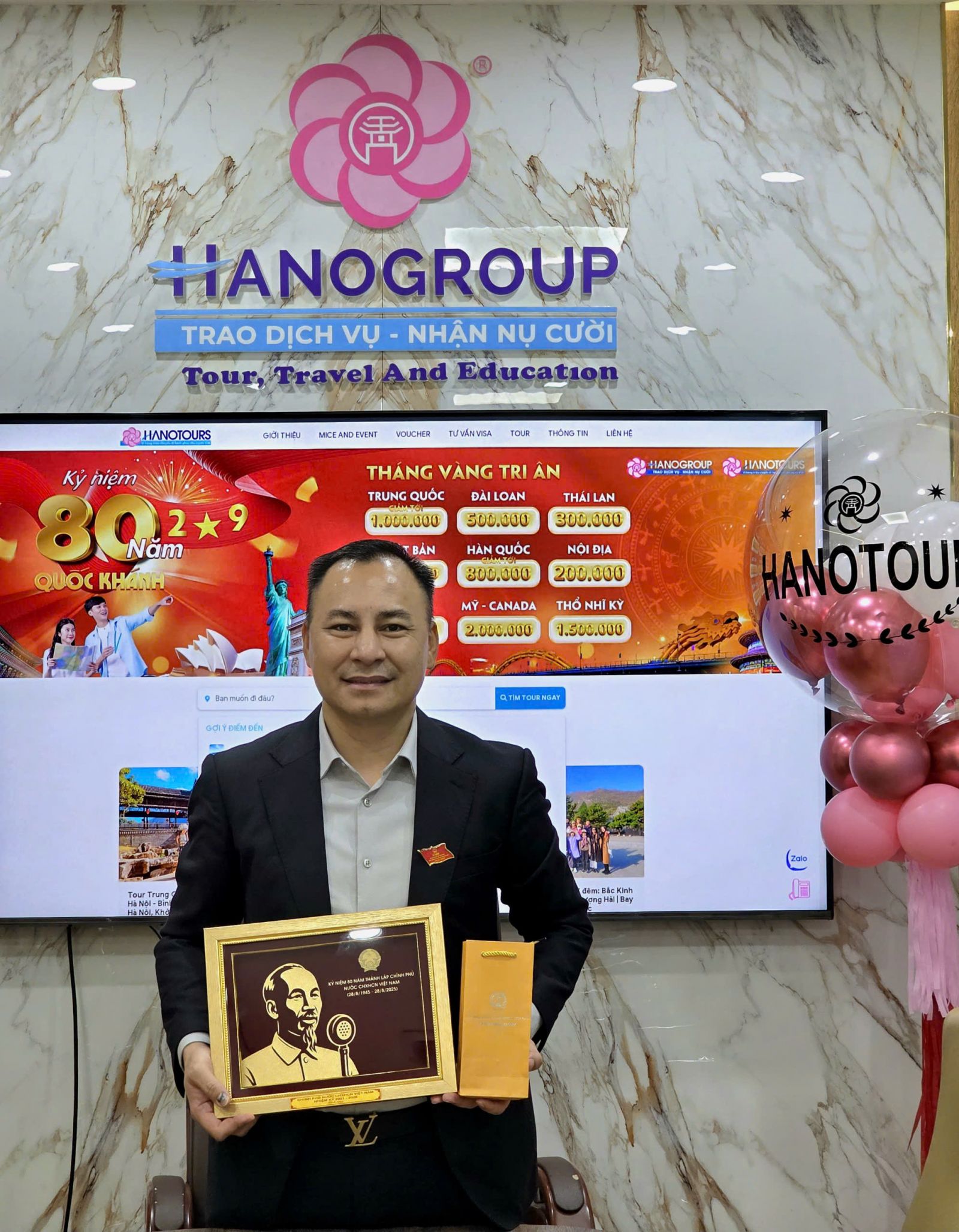 Hanotours vinh dự nhận được quà tặng của Thủ tướng Chính phủ