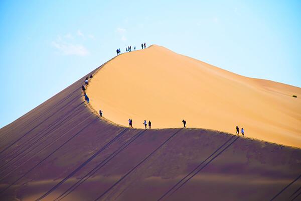 Altyn-Emel mở ra một Kazakhstan hoang sơ giữa núi đá và những biển cát