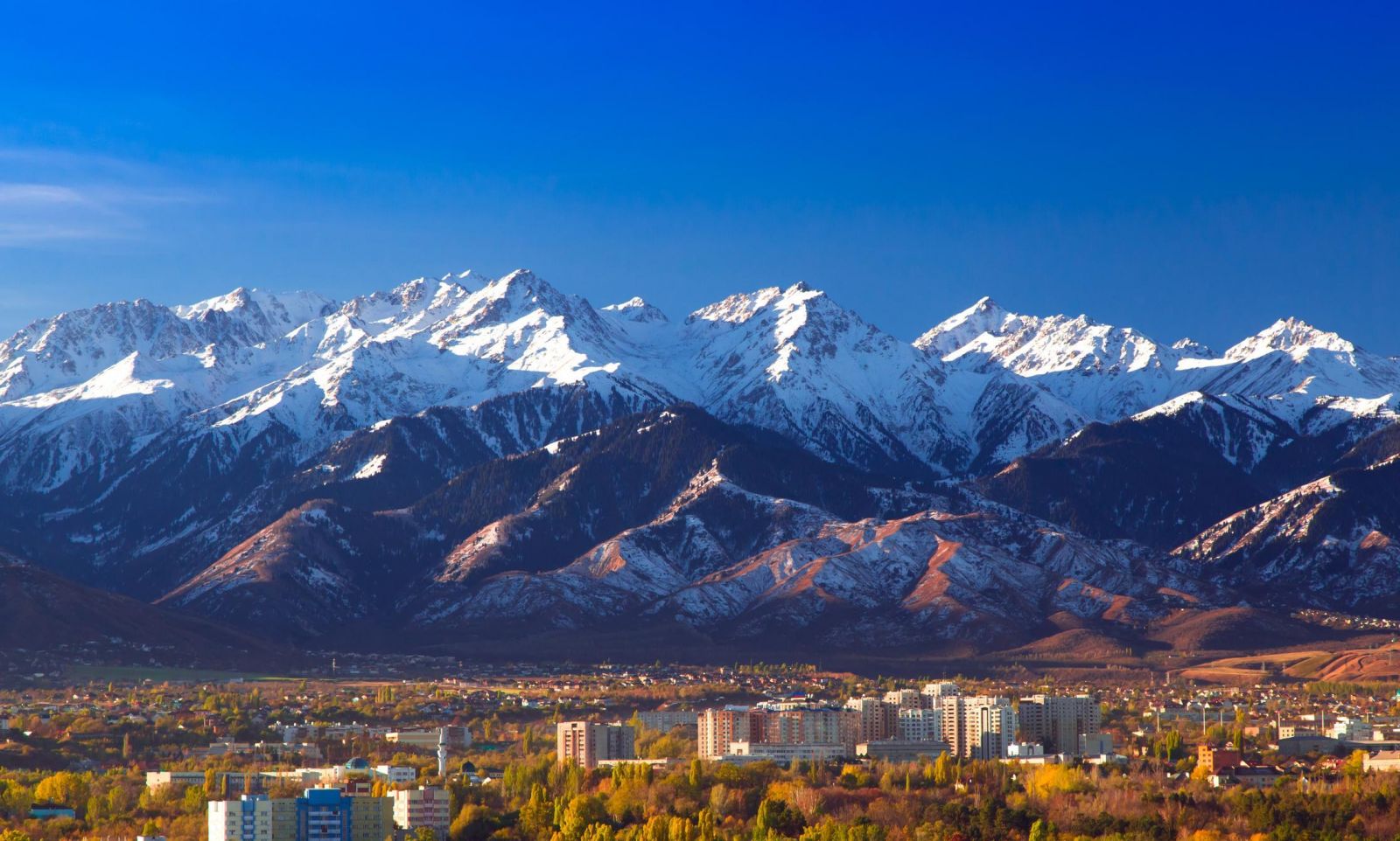 Tien Shan dựng nên đường chân trời hùng vĩ của Kazakhstan