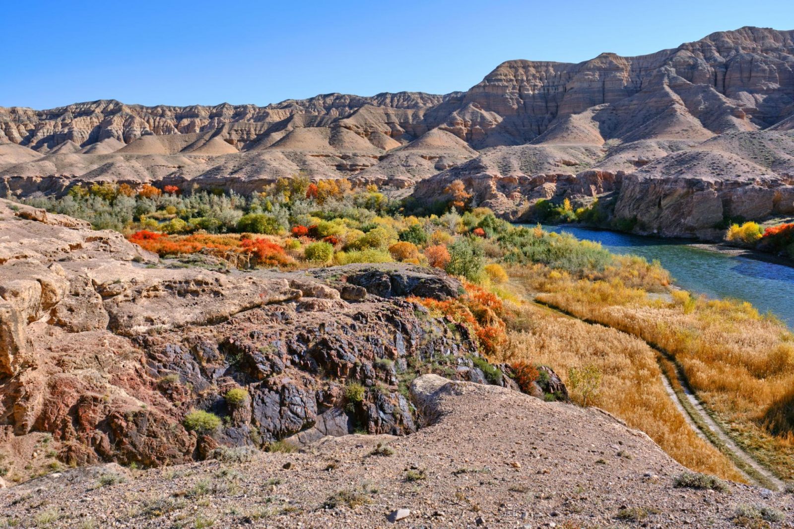 Chọn mùa đẹp để ngắm Charyn Canyon trong những sắc màu ấn tượng nhất