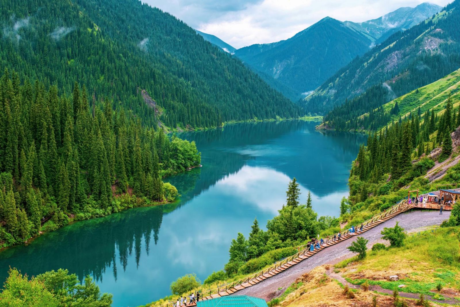 Mùa hè Kazakhstan mở ra những hành trình xanh giữa núi cao và hồ biếc