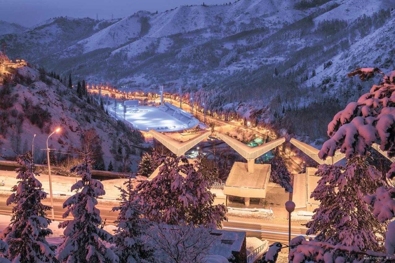 Hẻm núi Medeu Kazakhstan là lựa chọn khá thuận tiện nếu bạn muốn dành một ngày rời trung tâm Almaty để lên vùng núi. Không cần di chuyển quá xa, du lịch Medeu Kazakhstan vẫn có đủ trải nghiệm từ ngắm cảnh, đi bộ đến kết hợp cáp treo lên Shymbulak