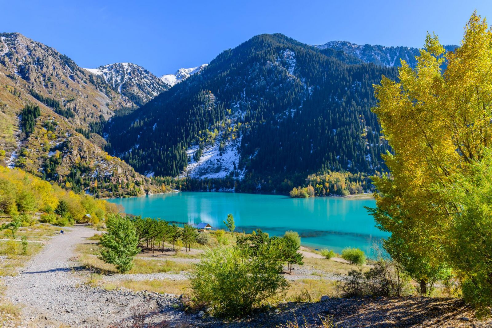 Hồ Issyk Kazakhstan là một trong những điểm thiên nhiên khá thuận tiện để kết hợp khi du lịch Almaty. Không quá xa thành phố, nơi đây phù hợp cho một chuyến đi trong ngày với cảnh hồ, núi và không gian yên tĩnh đặc trưng của vùng Trans-Ili Alatau. Du lịch hồ Issyk có gì hấp dẫn, nên đi vào thời điểm nào và cần chuẩn bị gì? Cùng Hanotours tìm hiểu trước khi lên lịch trình nhé!