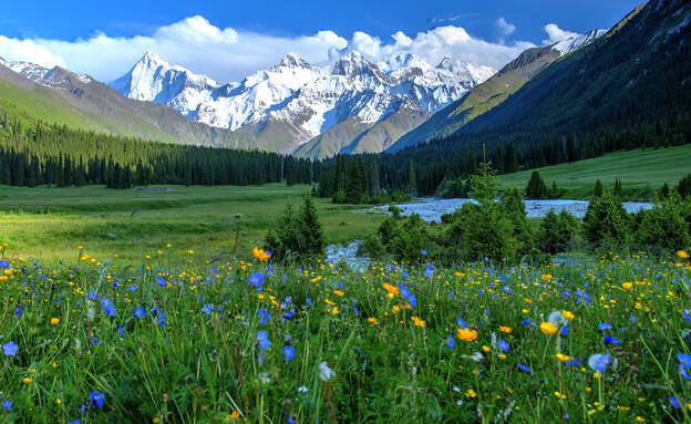 Đón mùa xuân Kyrgyzstan giữa những thung lũng xanh mướt và khung cảnh núi tuyết hùng vĩ
