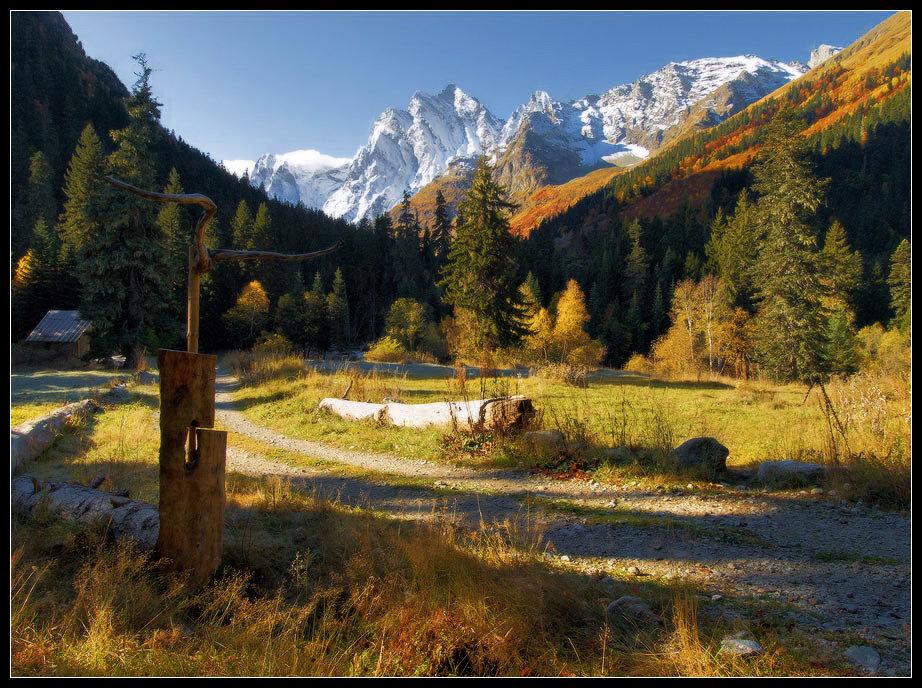 Du lịch Altyn Arashan Kyrgyzstan qua bốn mùa với thung lũng xanh, sắc vàng mùa thu và núi tuyết