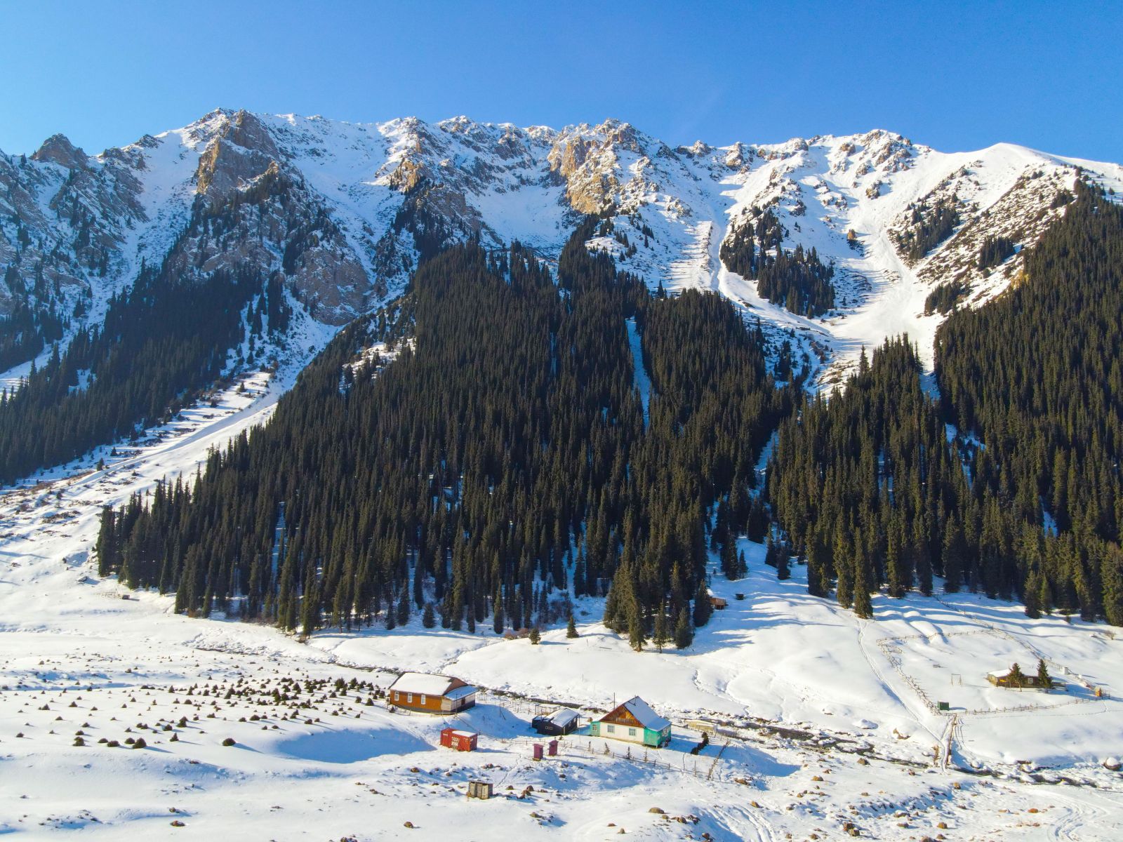 Đắm mình trong vẻ đẹp mùa đông Kyrgyzstan giữa những đỉnh núi tuyết trắng và khung cảnh thiên nhiên kỳ vĩ
