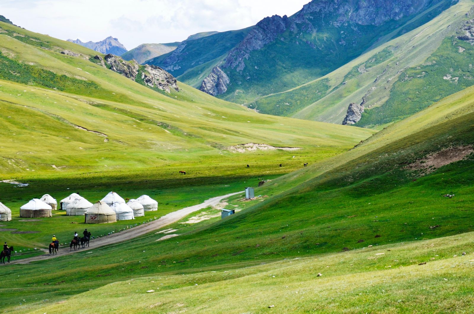 Hòa mình vào mùa hè Kyrgyzstan giữa những thảo nguyên bất tận, hồ nước xanh biếc và núi non hùng vĩ